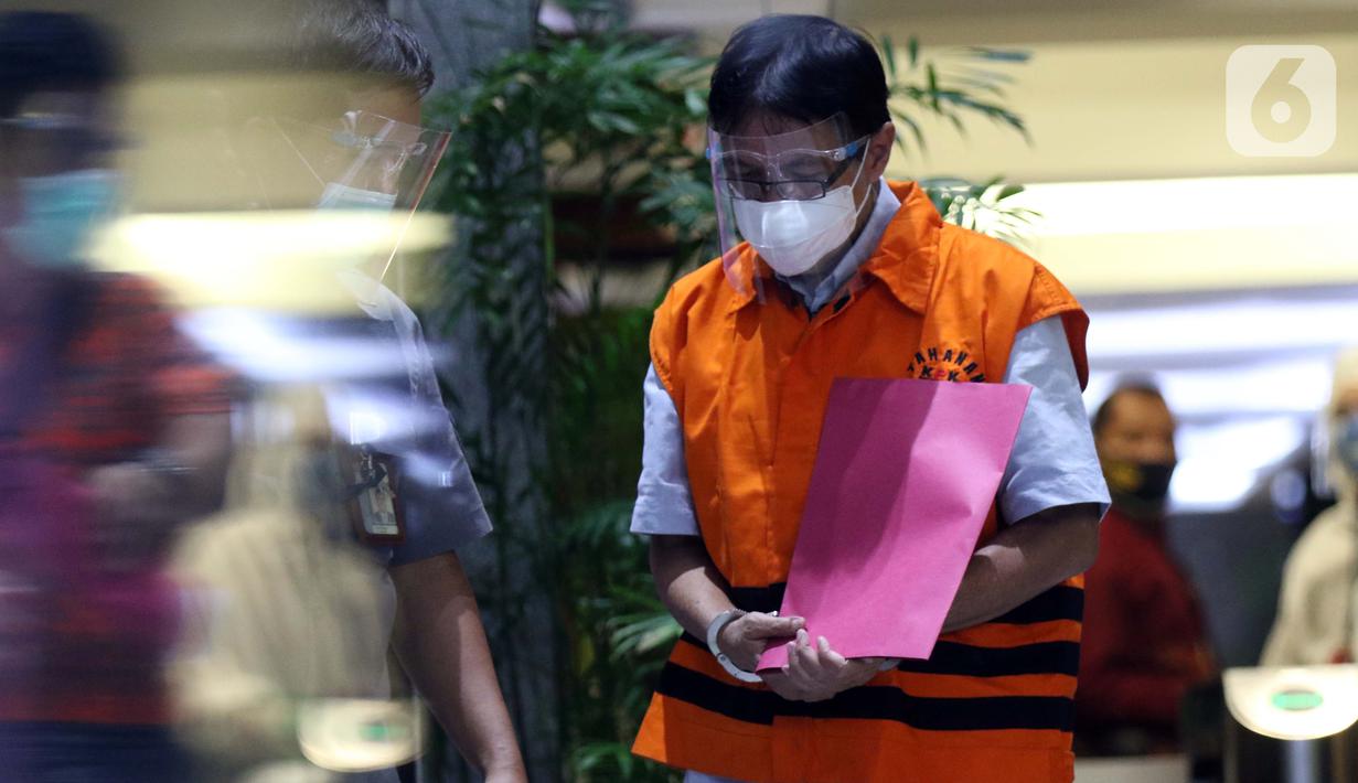 Mantan Direktur Teknik dan Pengelolaan Armada Garuda, Hadinoto Soedigno usai rilis penetapan penahanan di Gedung KPK, Jakarta, Jumat (4/12/2020). Hadinoto diduga turut menerima suap pengadaan mesin pesawat dari Airbus SAS dan Rolls-Royce PLC melalui Soetikno. (Liputan6.com/Helmi Fithriansyah)