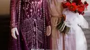 Penampilan Amira juga berhasil mencuri perhatian banyak netizen. Ia tampil dengan busana pernikahan berwarna maroon serta makeup Arabian Look. (Liputan6.com/IG/@amira_krmn)