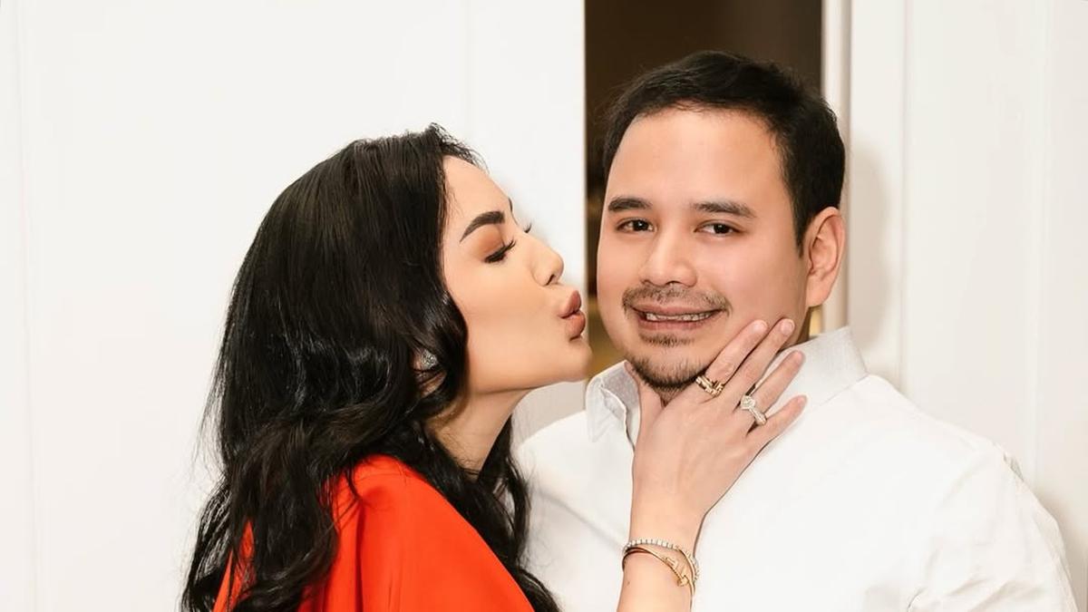 Umumkan Sudah Menikah, Gaya Nindy Ayunda Rayakan Ultah Dito dengan Gaun Merah Elegan