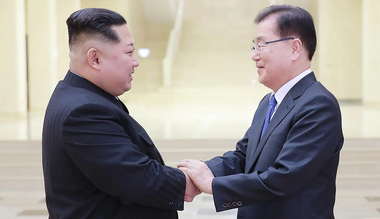 Pemimpin Korea Utara Kim Jong-un berjabat tangan dengan Kepala Delegasi Korea Selatan Chung Eui-yong saat melakukan pertemuan di Pyongyang (5/3). (AFP/Handout)