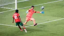 <p>Pemain Timnas Maroko U-17, Mohamed Hamony (kiri) melepaskan umpan di depan kiper Timnas Ekuador U-17, Cristhian Loor pada laga kedua Grup A Piala Dunia U-17 2023 di Stadion Gelora Bung Tomo (GBT), Surabaya, Senin (13/11/2023). (Bola.com/Bagaskara Lazuardi)</p>