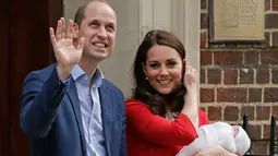 Pangeran William dan Kate Middleton memperkenalkan anak ketiga mereka sebelum meninggalkan Rumah Sakit St Mary's di London, Senin (23/4). Sebuah pemandangan mencuri perhatian terlihat pada kemunculan Kate dan William kali ini. (AP/Kirsty Wigglesworth)