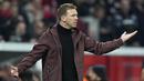 Pelatih Bayern Munchen Julian Nagelsmann bereaksi selama pertandingan Bundesliga Jerman terakhirnya melawan Bayer Leverkusen di Leverkusen, Jerman, Minggu, 19 Maret 2023.  Julian Nagelsmann dikabarkan kehilangan pekerjaannya setelah dipecat oleh Bayern Munchen pada Jumat (24/3/2023). (AP Photo/Martin Meissner, File)
