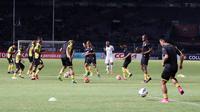 Tim Sriwijaya FC saat berlatih. (Bola.com/Nicklas Hanoatubun) 
