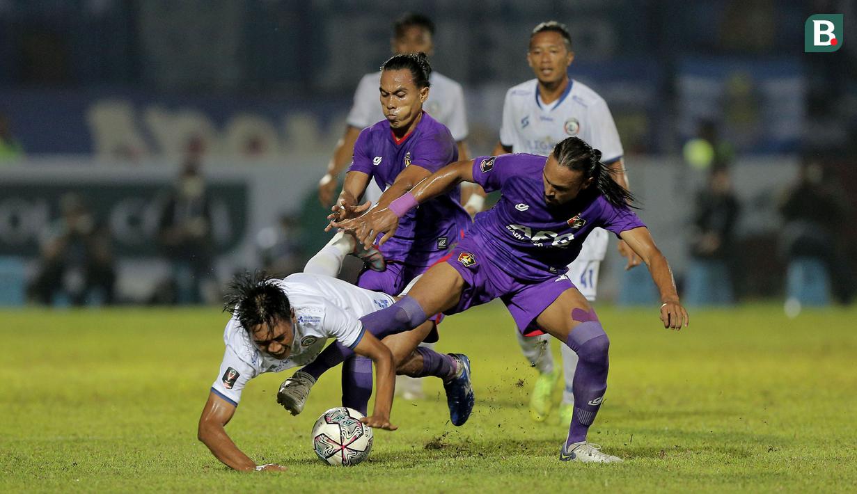 Dua pemain Persik Kediri, Rohit Chand (kanan) dan samsul Arifin berebut bola dengan pemain Arema FC, Jayus Hariono  dalam lanjutan pertandingan babak penyisihan Grup D Piala Presiden 2022 antara Persik Kediri menghadapi Arema FC di Stadion Kanjuruhan, Malang, Jawa Timur, Rabu (15/6/2022). (Bola.com/Arief Bagus)