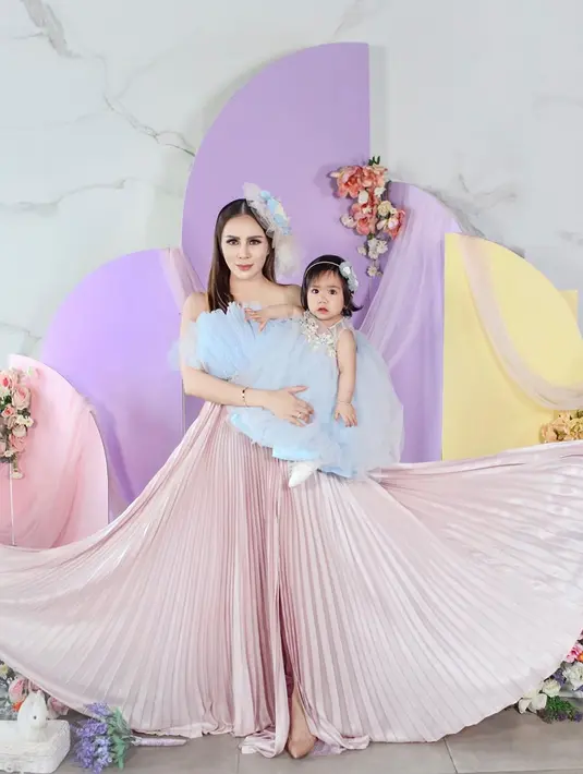 Baru-baru ini Momo Geisha pun mengadakan pemotretan bersama sang putri. Keduanya kompak menggunakan gaun berwarna biru muda lengkap dengan hiasan kepala. Momo Sendiri menambahkan dress miliknya dengan warna nude dengan detail yang cukup simpel. (Liputan6.com/IG/@therealmomogeisha)