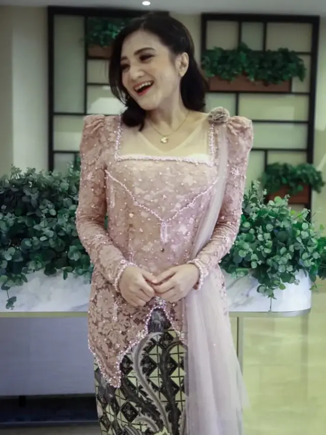 Model Kebaya Kiki Amalia (Instagram kikiamaliaworld)