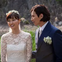 Akhirnya Won Bin resmi mempersunting kekasih hatinya, Lee Na Young dalam sebuah upacara sakral.