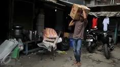 Warga memanggul kardus berisi barang miliknya dari rumah yang akan dibongkar di kawasan Kalijodo, Jakarta, Kamis (18/2). Gubernur DKI hari ini mengirim SP 1 kepada warga untuk mengosongkan dan membongkar sendiri rumah mereka. (Liputan6.com/Gempur M Surya)
