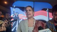 Duta Besar Amerika Serikat untuk Indonesia, Kamala Shirin Lakhdhir, pada festival USA in JKT yang merayakan ulang tahun ke-75 hubungan bilateral AS-Indonesia pada Sabtu, 14 Desember 2024. (Liputan6.com/Siti Syafania Kose)