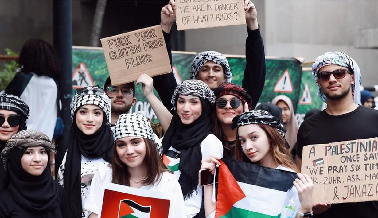 Dalam unggahannya pun Syifa menuliskan, “From the river to the sea,” tulisnya sambil menambahkan gambar bendera Palestina. [@syifahadju]