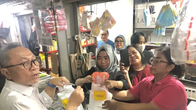 Menteri Perdagangan Zulkifli Hasan mengunjungi Pusat Grosir Asemka Jakarta Barat, pada Jumat, (29/9/2023) siang. Dalam kunjungan ini, Zulkifli Hasan berbincang-bincang dengan sejumlah pedagang. (Elza/Liputan6.com)