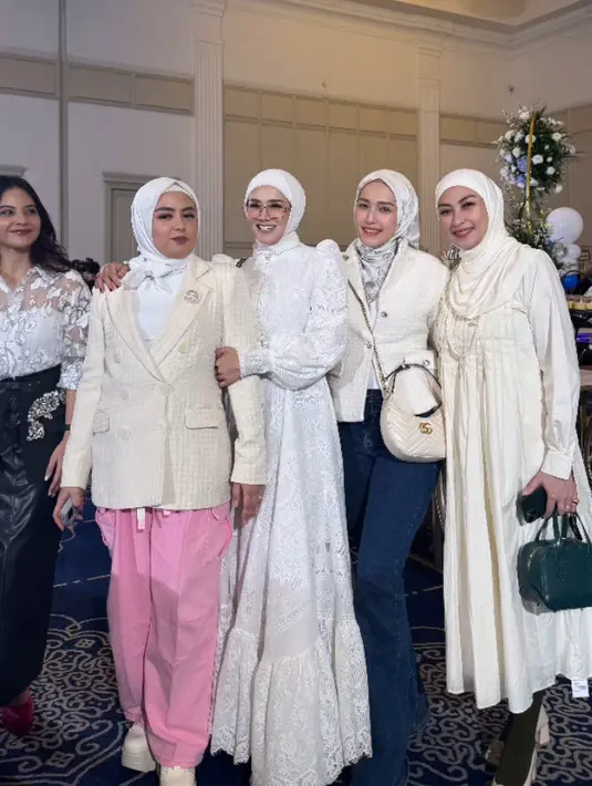 Tiwi tampil dengan atasan transparan motif bunga putih dipadukan rok panjang hitam. Tika mengenakan kerudung putih senada dengan blazernya dipadukan rok pink. Adelia Pasha mengenakan kerudung putih bercorak dipadukan blazer tweed dan celana denim sambil membawa tas Gucci. [@adeliapasha]