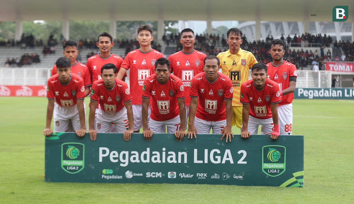<p>Para pemain starting XI Malut United berfoto sebelum menghadapi Persiraja Banda Aceh pada laga leg kedua perebutan tempat ketiga Pegadaian Liga 2 2023/2024 atau playoff promosi Liga 1 2024/2025 di Stadion Madya, Senayan, Jakarta, Sabtu (9/3/2024). (Bola.com/Abdul Aziz)</p>