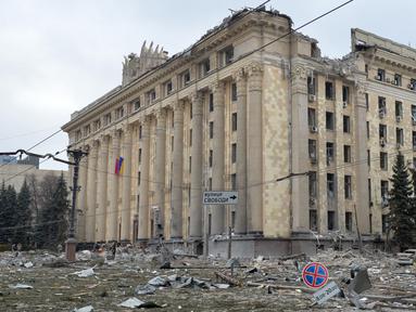 Pandangan umum menunjukkan balai kota Kharkiv yang rusak dan hancur akibat penembakan pasukan Rusia pada 1 Maret 2022. Alun-alun pusat kota terbesar kedua Ukraina, Kharkiv, ditembaki oleh pasukan Rusia -- menghantam gedung pemerintahan lokal -- kata gubernur Oleg Sinegubov. (Sergey BOBOK / AFP)