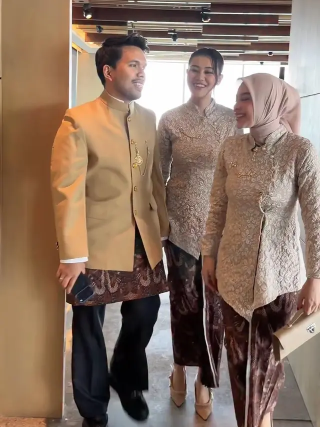 Aurel Hermansyah dan Aaliyah Massaid pakai kebaya. [@aurelie.hermansyah]