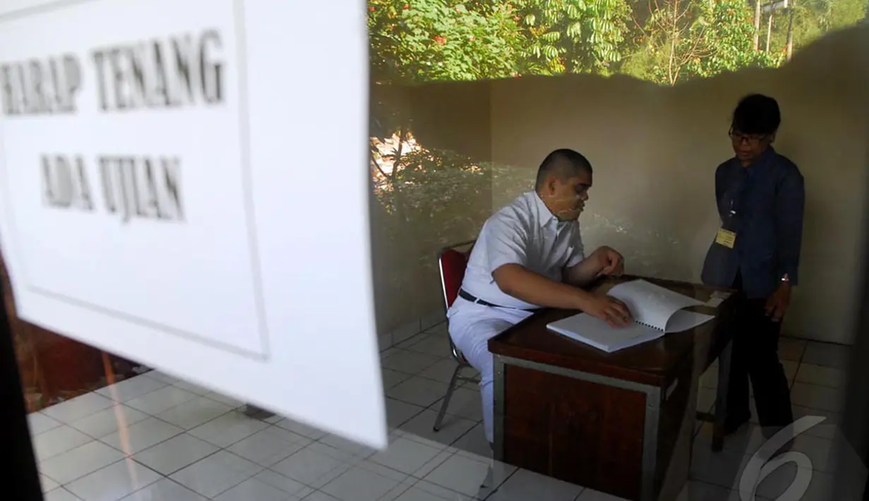 Dalam ruang ujian itu hanya ada seorang peserta ujian, Lebak Bulus, Jakarta, Senin (5/5/2014) (Liputan6.com/Miftahul Hayat).  