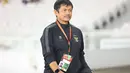 Gaya santai pelatih Timnas Indonesia U-22, Indra Sjafri, dalam pertandingan uji coba timnas Indonesia U-22 melawan Lebanon yang berlangsung di Stadion Utama Gelora Bung Karno (SUGBK), Jakarta, Jumat (14/4/2023). (Bola.com/Abdul Aziz)