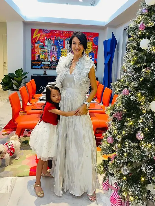 Di perayaan Natal tahun ini, Farah Quinn tampil mengenakan dress panjang waena silver membuat tampilannya elegan. Putrinya tampil dengan atasan merah dan rok tutu putih. [@farahquinnofficial]