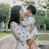 ilustrasi ibu dan anak/Photo by César Abner Martínez Aguilar on Unsplash