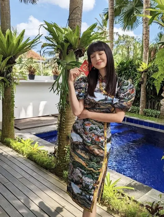 Saat imlek, Raline pun sudah terlihat dengan poni depan rambut panjangnya.  (@ralineshah)