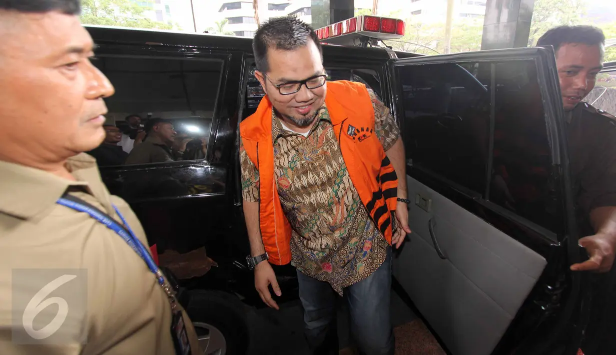 Bupati Empat Lawang Budi Antoni Aljufri berjalan masuk ke Gedung KPK, Jakarta, Rabu (22/7). KPK memeriksa Bupati Empat Lawang beserta istri Suzana Budi Antoni yang sudah menjadi tersangka dugaan suap kepada Akil Mochtar. (Liputan6.com/Helmi Afandi)