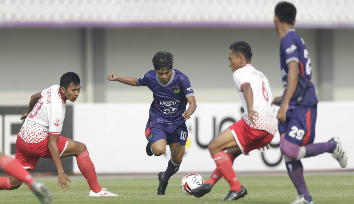 Striker Persita Tangerang, Aldi Al-Achya, berusaha melewati gelandang Persibat Batang, Adit Shadikhul, pada laga Liga 2 di Stadion Sport Center, Tangerang, Selasa (2/7). Persita menang 4-0 atas Persibat. (Bola.com/Vitalis Yogi Trisna)