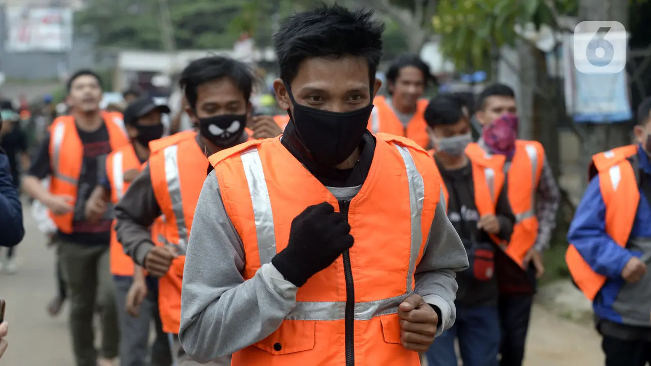 FOTO: Pelanggar PSBB Tangerang Selatan Dihukum Berlari 800 Meter