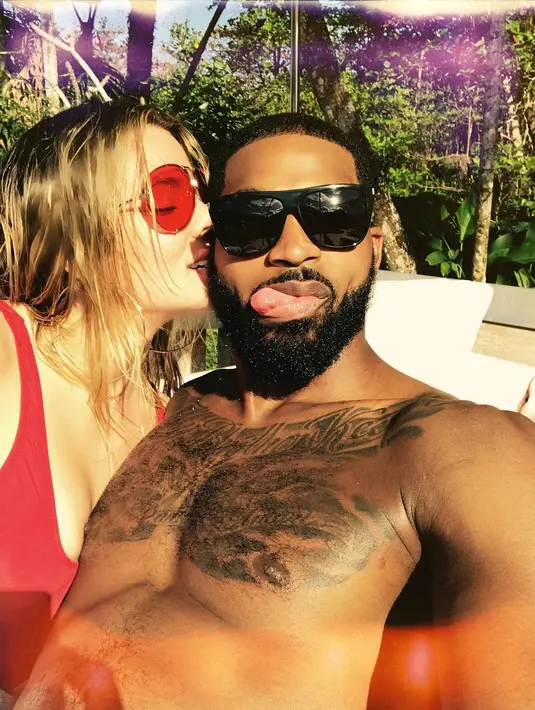 Khloe Kardashian pun tak pernah ragu membagikan foto mesranya dengan Tristan Thompson. (instagram/khloekardashian)