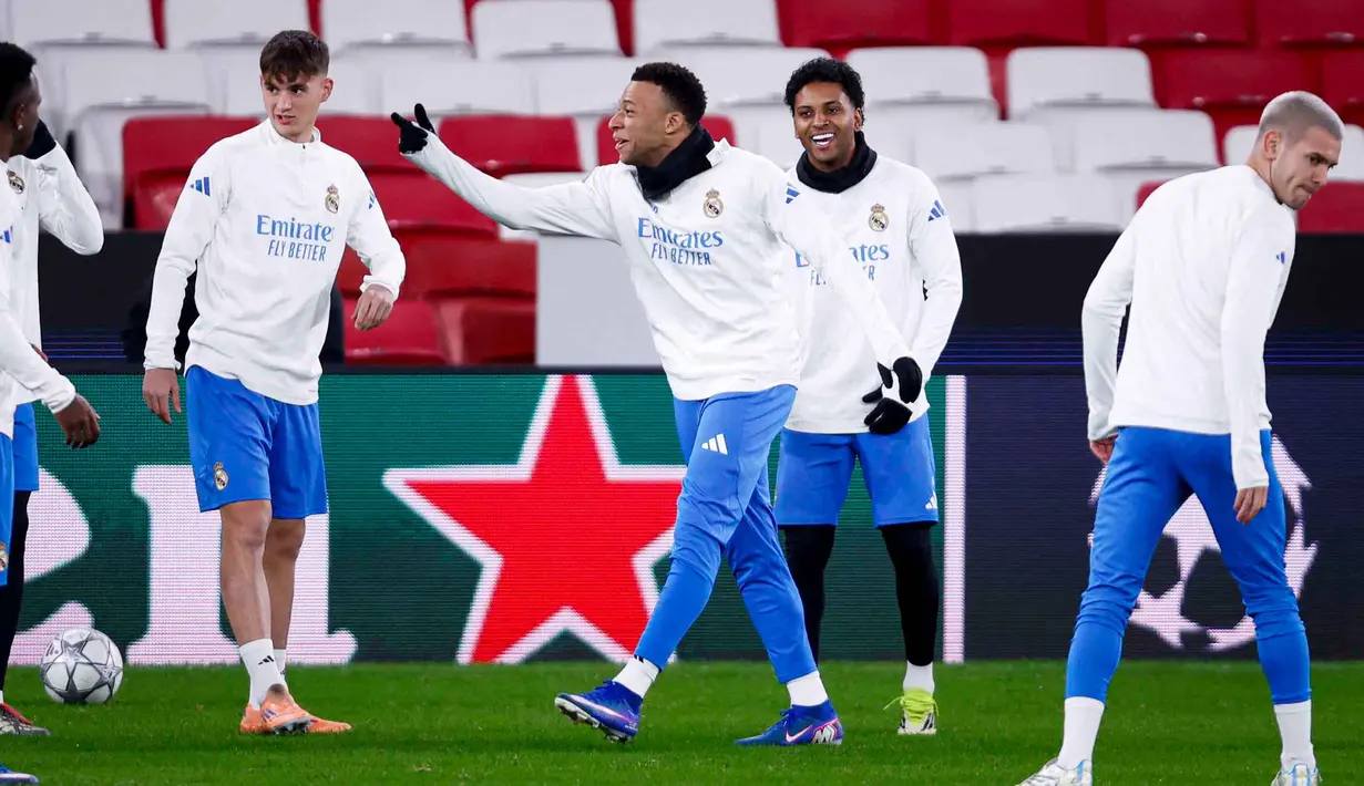 Saat ini, Real Madrid berada di posisi ketiga klasemen sementara league phase Liga Champions 2025-2026. Tampak dalam foto, penyerang Real Madrid asal Prancis, Kylian Mbappe (tengah) memberi isyarat saat sesi latihan jelang matchweek kedelapan Liga Champions 2025-2026 melawan SL Benfica di stadion Luz, Lisbon pada Selasa 27 Januari 2026. (FILIPE AMORIM/AFP)