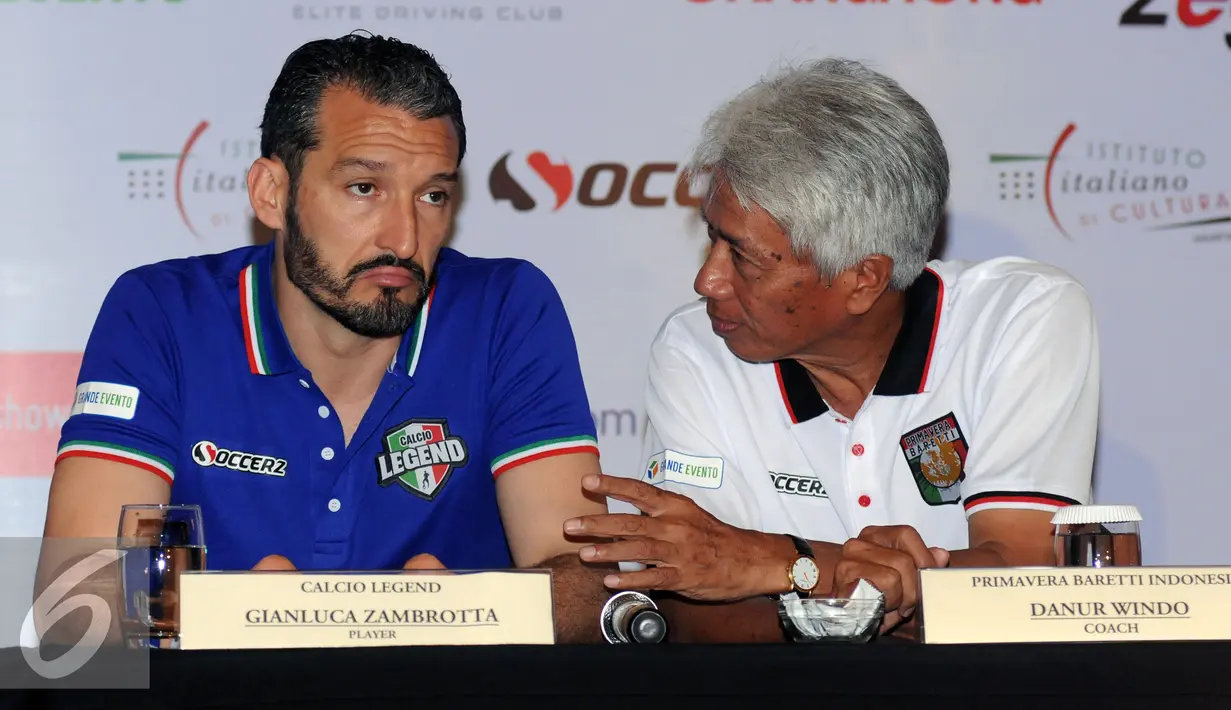 Mantan pemain timnas Italia, Gianluca Zambrotta (kiri) berbincang dengan pelatih Danurwindo saat memberikan keterangan di Jakarta, Jumat (20/5/2016). Legenda Italia ditantang Primavera Barettidalam laga persahabatan. (Liputan6.com/Helmi Fithriansyah)