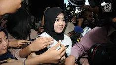 Istri tersangka Gubernur Jambi (nonaktif) Zumi Zola, Sherin Taria usai menjalani pemeriksaan di gedung KPK, Jakarta, (22/5). Sherin Taria diperiksa sebagai saksi untuk dua tersangka, Zumi Zola dan Plt Kadis PUPR Jambi Arfan. (Merdeka.com/Dwi Narwoko)
