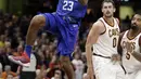 Aksi pemain Los Angeles Clippers, Lou Williams (23) melakukan lay up melewati adangan para pemain Cavaliers pada laga NBA basketball game di Quicken Loans Arena, Cleveland, (18/11/2017), Cavs menang 118-113. (AP/Tony Dejak)