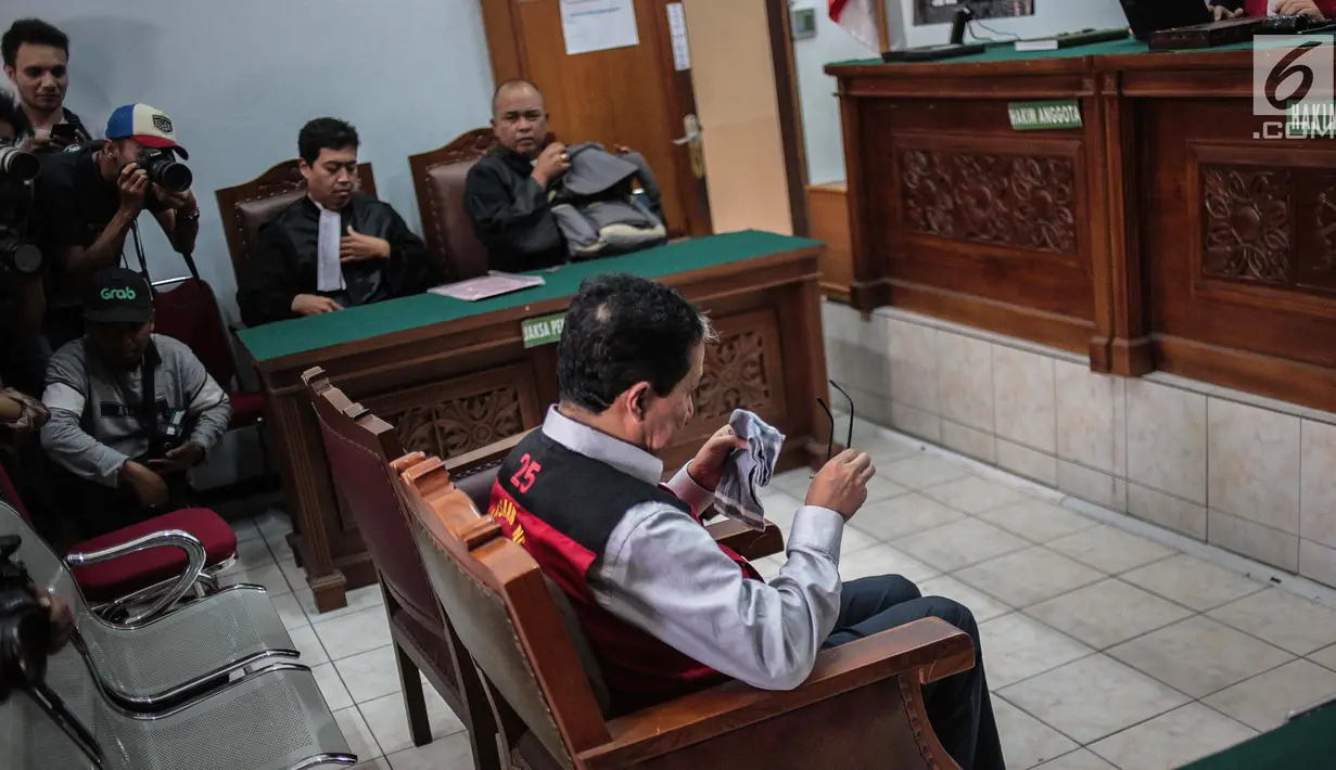 Terdakwa kasus dugaan penghilangan barang bukti pengaturan skor, Joko Driyono saat menjalani sidang putusan di PN Jakarta Selatan, Jakarta, Selasa (23/7/2019). Sebelumnya, jaksa penuntut umum menuntut Joko Driyono dua tahun dan enam bulan penjara karena terbukti bersalah. (Liputan6.com/FaizalFanani)