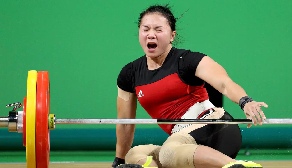 Atlet angkat besi Indonesia Dewi Safitri saat berlaga di cabang angkat besi kelas 53 kilogram wanita Olimpiade Rio 2016, Brazil, Minggu (7/8). Dewi gagal mengikuti jejak rekannya, Sri Wahyuni untuk meraih medali. (REUTERS)  
