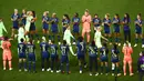 Para pemain Lyon memberi penjagaan kehormatan kepada para pemain Wolfsburg yang akan mengambil medali runner-up pada final Liga Champions Wanita di Stadion Anoeta, San Sebastian, Spanyol, Minggu (30/8/2020). Lyon juara Liga Champions Wanita usai mengalahkan Wolfsburg 3-1. (Sergo Perez/Pool via AP)