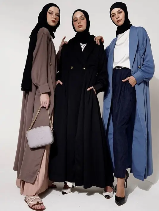 Coat atau long outher berbagai warna cocok dikenakan dengan paduan tshirt putih dan pants. Model kerudung pashima pun bisa dikenakan. @vivizubaedi.