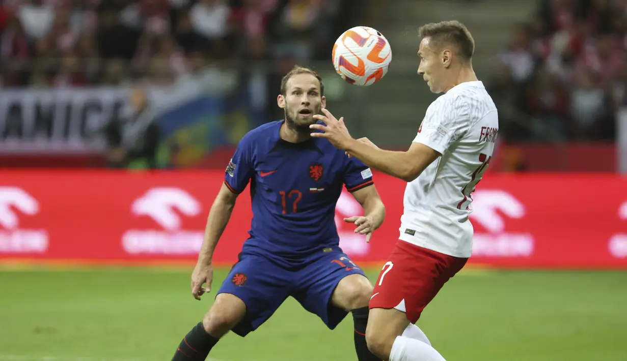 Gelandang timnas Polandia Przemyslaw Frankowski mengontrol bola melawan bek Belanda Daley Blind  dalam lanjutan UEFA Nations League A di Stadion Narodowy, Warsawa pada Jumat (29/09) dini hari WIB. Belanda sukses menundukkan Polandia 2-0 lewat gol yang disumbangkan oleh Cody Gakpo dan Steven Bergwijn. (AP Photo/Michal Dyjuk)