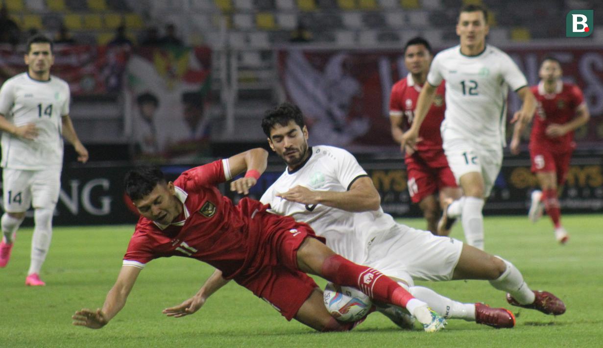<p>Dendy Sulistyawan dijatuhkan ketika membela Timnas Indonesia melawan Timnas Turkmenistan di Stadion Gelora Bung Tomo (GBT), Surabaya, pada Jumat (8/9/2023). (Bola.com/Aditya Wany).</p>