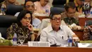 Menteri Keuangan Sri Mulyani bersama Menkumham Yasonna Laoly saat rapat kerja dengan Banggar DPR, Jakarta, Selasa (4/9). Rapat kerja membahas penyampaian pokok-pokok RUU APBN 2019 serta pembentukan Panja dan tim perumus. (Liputan6.com/JohanTallo)