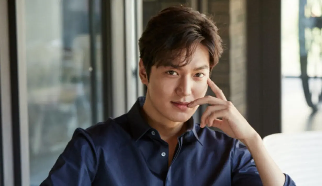 Lee Min Ho resmi menjalani tugas wajib militernya pada 12 Mei 2017. Ia bertugas sebagai pelayan publik. Aktor tampan ini akan menyelesaikan tugas wajib militernya pada Mei 2019. (Foto: soompi.com)