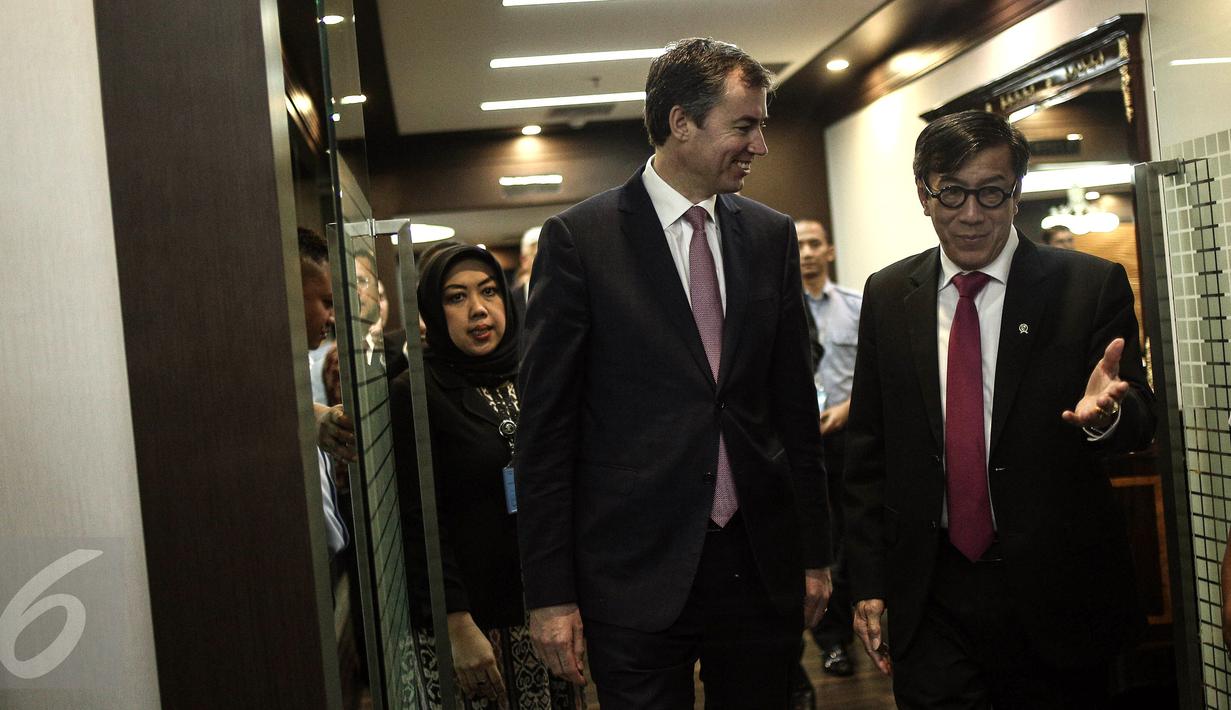Menkumham Yasonna Laoly ketika menerima kedatangan Menteri Kehakiman Australia, Michael Keenan berbincang di Kemenkumham, Jakarta, Selasa (9/8). Keduanya menteri hukum itu membahas terkait isu terorisme global. (Liputan6.com/Faizal Fanani)