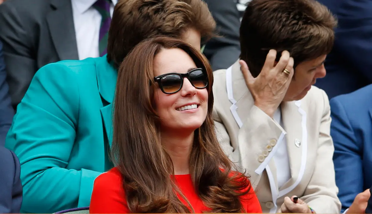 Duchess of Cambridge Kate Middleton tampak mengenkaan kacamata hitam saat menyaksikan pertandingan antara Andy Murray melawan Vasek Pospisil di ajang Wimbledon Tennis Championships, London, Rabu (8/7/2015). (REUTERS/Suzanne Plunkett)
