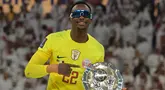 Kiper Qatar, Meshaal Barsham mengenakan kacamata saat dianugerahi pengharagaan penjaga gawang terbaik Piala Asia 2023 di Lusail Stadium, Doha, Qatar, Sabtu (10/02/2024). (AFP/Giuseppe Cacace)