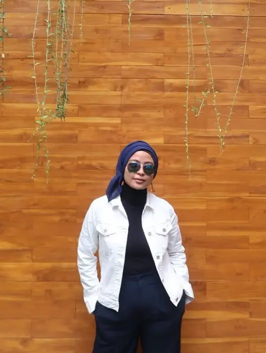Ada juga yang memuji berpenampilan menutup aurat seperti diwajibkan sebagai muslimah bukan sebagai penghalang apapun. (Instagram/tantrisyalindri)