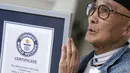 Seiichi Sano, pria Jepang berusia 89 tahun yang diakui sebagai pria tertua yang pernah berselancar oleh Guinness World Records, mengatakan bahwa ia akan terus mengejar ombak hingga usianya mencapai 100 tahun. (AP Photo/Eugene Hoshiko)