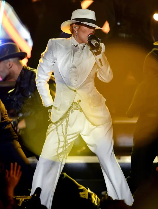Penyanyi Jennifer Lopez (JLo) saat tampil di atas panggung Billboard Music Awards 2018 di MGM Grand Garden Arena, Las Vegas, AS (20/5). Jennifer Lopez tampil memukau dengan membawakan lagu terbarunya bertajuk Dinero. (AFP Photo/Kevin Winter)