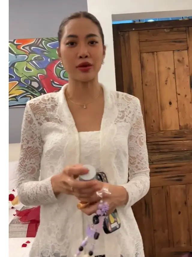 6 Potret Widi Vierratale di Siraman Jelang Nikah Sang Adik, Pakai Kebaya Putih