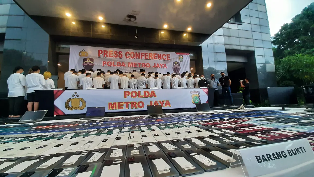 Sejumlah wanita asal Vietnam dan Tiongkong sengaja menyusup ke sebuah aplikasi perjodohan. Tujuannya mencari pria atau wanita yang mau diajak sex by phone. Aktivitas seksual itulah yang digunakan untuk memeras.