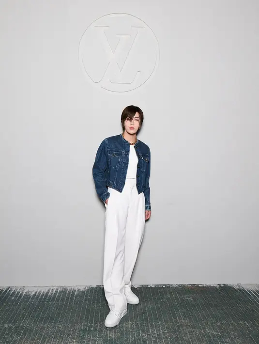 Yuta NCT tampil bersinar dengan padanan jaket denim, inner dan long pants putih.  [Foto: Louis Vuitton].